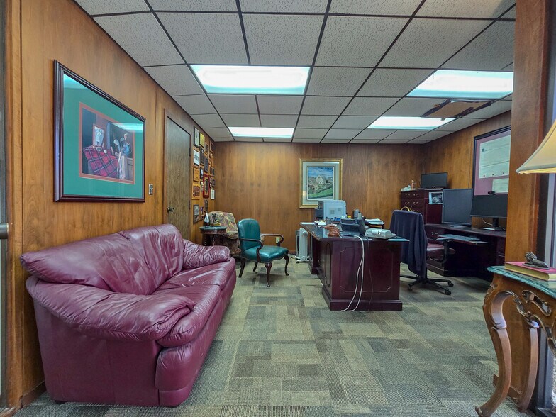 More Photos Of 123 W Highland St, Shawnee Office For Lease