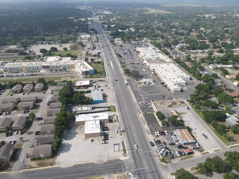 More Photos Of 831 S WW White Rd, San Antonio Freestanding For Sale