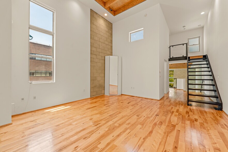 More Photos Of 631 N Larchmont Blvd #3, Los Angeles Office Residential For Lease