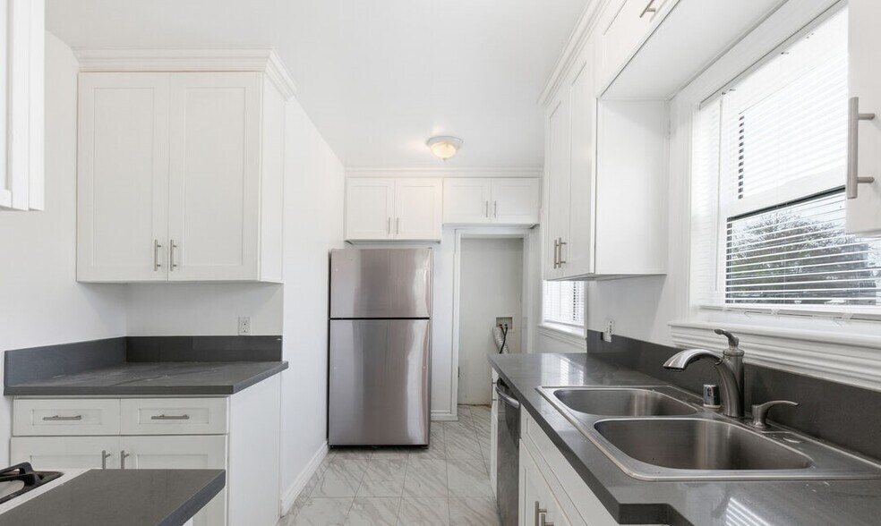 More Photos Of 2709 Santa Monica Blvd, Santa Monica Storefront Retail Residential For Sale