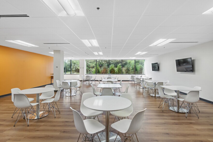 More Photos Of 300 Tri State International, Lincolnshire Unknown For Lease