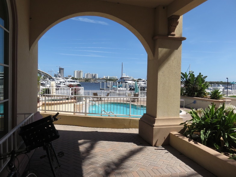 More Photos Of 861 Ballough Rd, Daytona Beach Restaurant For Lease