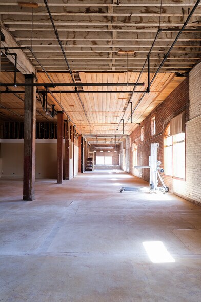 More Photos Of 200 N Canal St, Natchez Flex For Sale