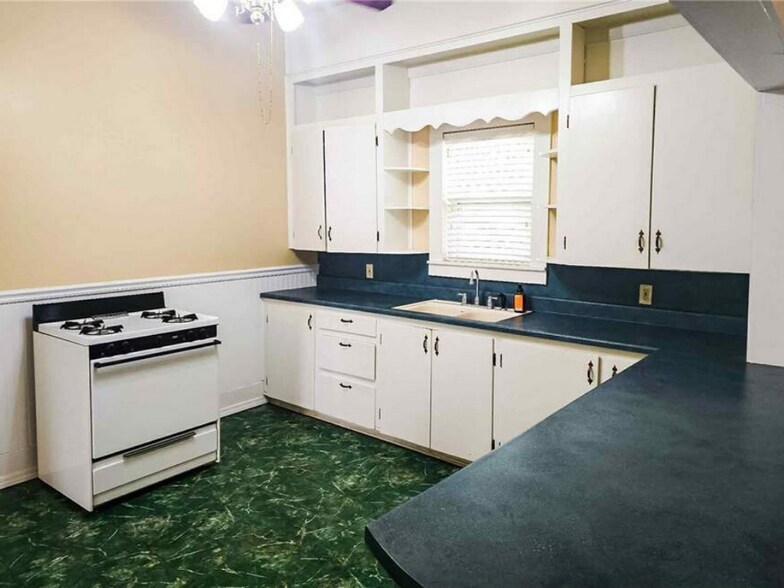 More Photos Of 1301 W Main St, Clarksville Office For Sale