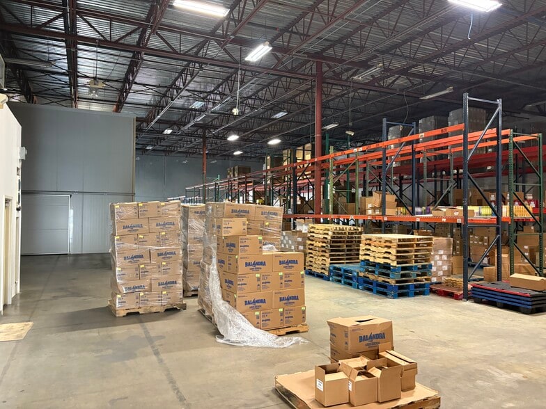 More Photos Of 2420 W Lynx Ln, Orlando Warehouse For Lease