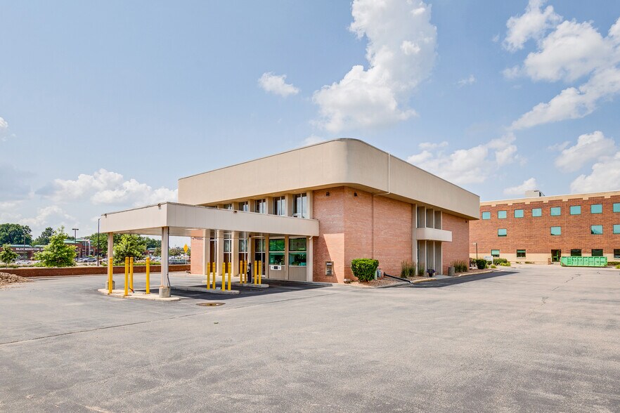 More Photos Of 500 W 98th St, Bloomington Bank For Lease