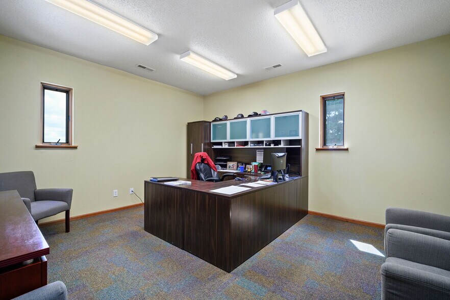 More Photos Of 1801 N 13th Ave E, Newton Flex For Lease