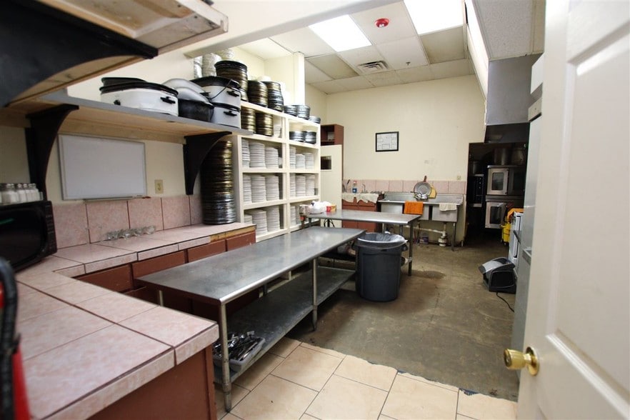 More Photos Of 819 Los Presidentes Ave, Laredo Storefront Retail Office For Sale