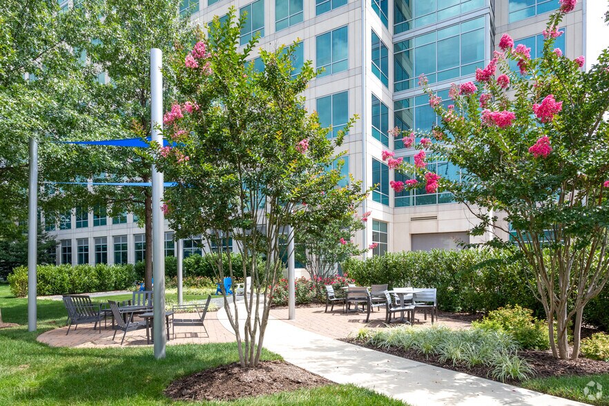 More Photos Of 3120 Fairview Park Dr, Falls Church Office For Lease