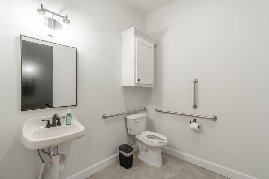 More Photos Of 3165 N Sooner Rd, Edmond Office For Sale