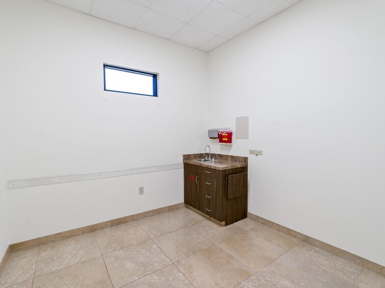 More Photos Of 714 S Peek Rd, Katy Medical For Lease
