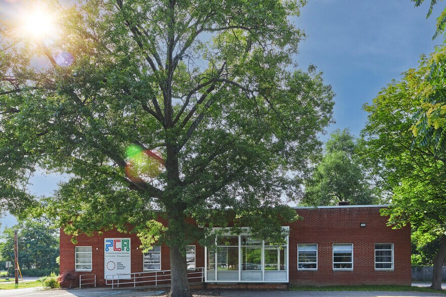 More Photos Of 7401 S Broadway, Red Hook Office For Sale