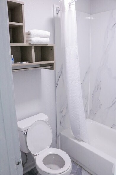 More Photos Of 1927 W Oaklawn Rd, Pleasanton Hotel For Sale