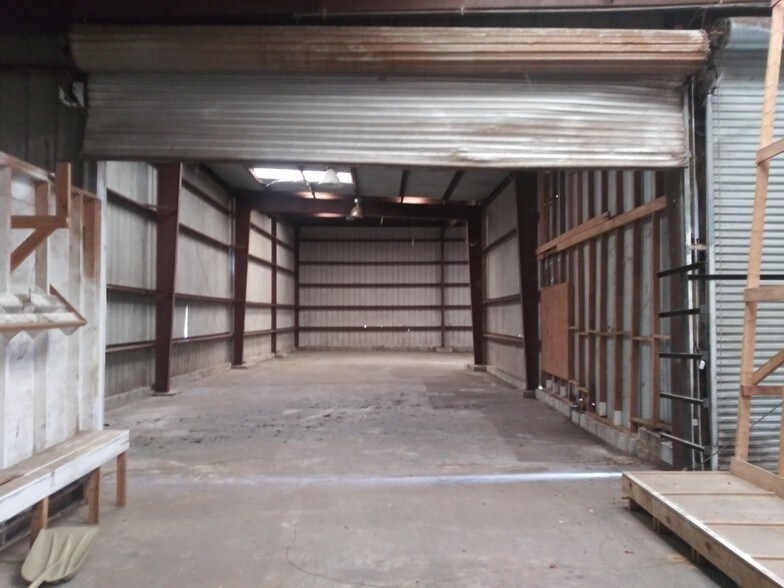 More Photos Of 5017 N Coolidge Dr, Tampa Warehouse For Lease