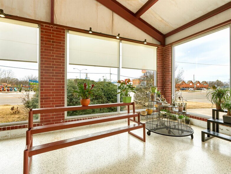 More Photos Of 530 N Mississippi Ave, Ada Freestanding For Sale