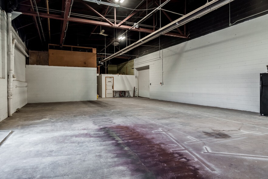 More Photos Of 208-210 Kishwaukee St, Rockford Light Distribution For Sale
