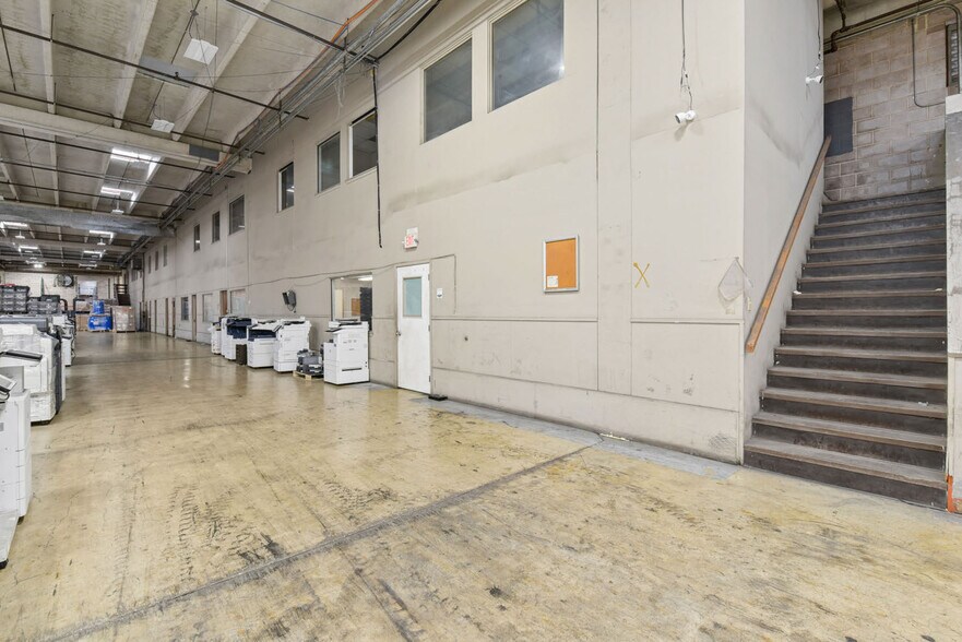 More Photos Of 3200 E Houston St, San Antonio Warehouse For Sale