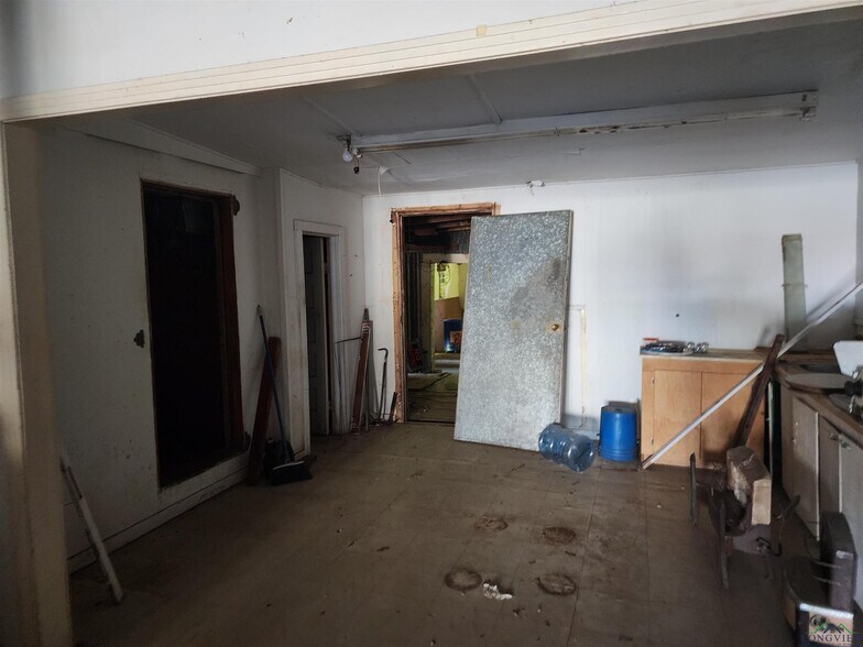 More Photos Of 10542 S Main St, New London Freestanding For Sale