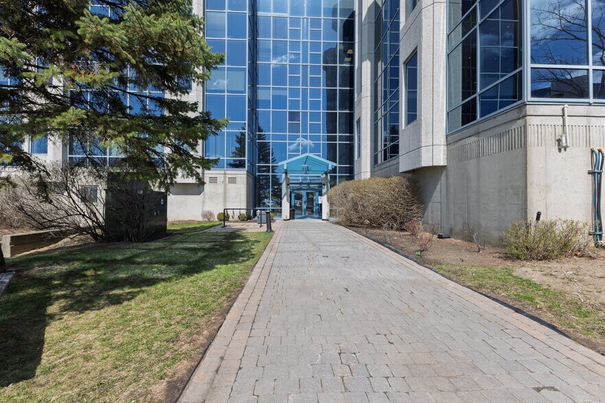 More Photos Of 9900 Boul Cavendish, Montréal Office Residential For Lease