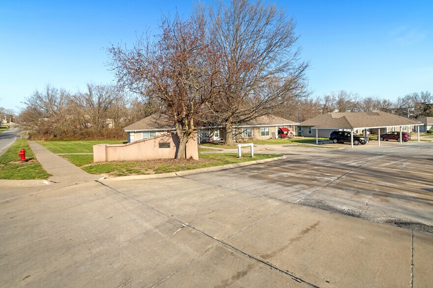 More Photos Of 408 SE 7th St, Oak Grove Apartments For Sale