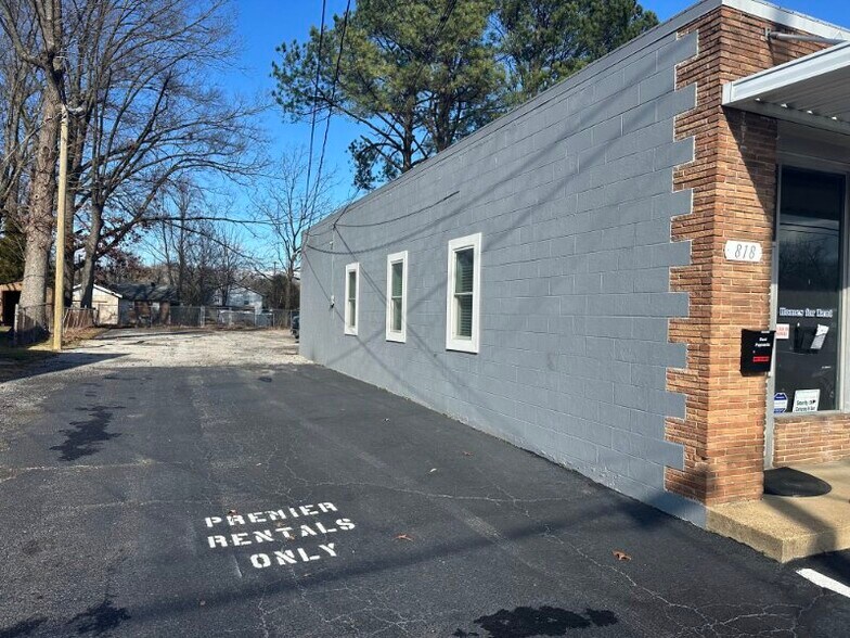 More Photos Of 818 E Wood St, Paris Office For Lease