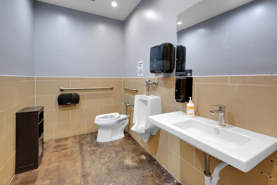 More Photos Of 7510 Lawndale St, Houston Warehouse For Sale