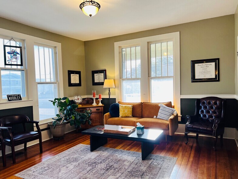 More Photos Of 306 N Austin St, Comanche Office For Sale