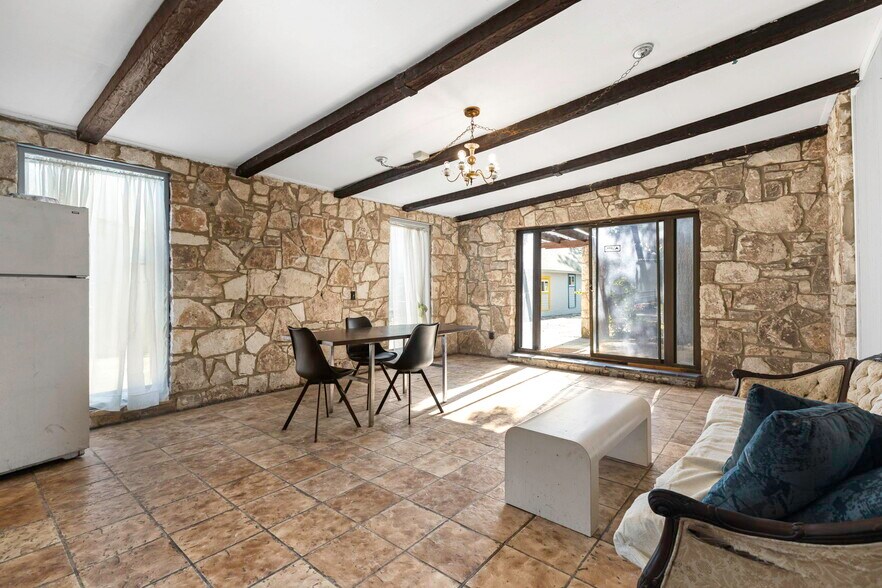 More Photos Of 926 S Laredo St, San Antonio Service For Sale