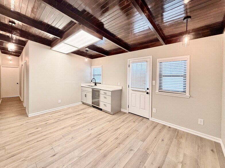 More Photos Of 1030 W Main St, Jenks Office For Sale