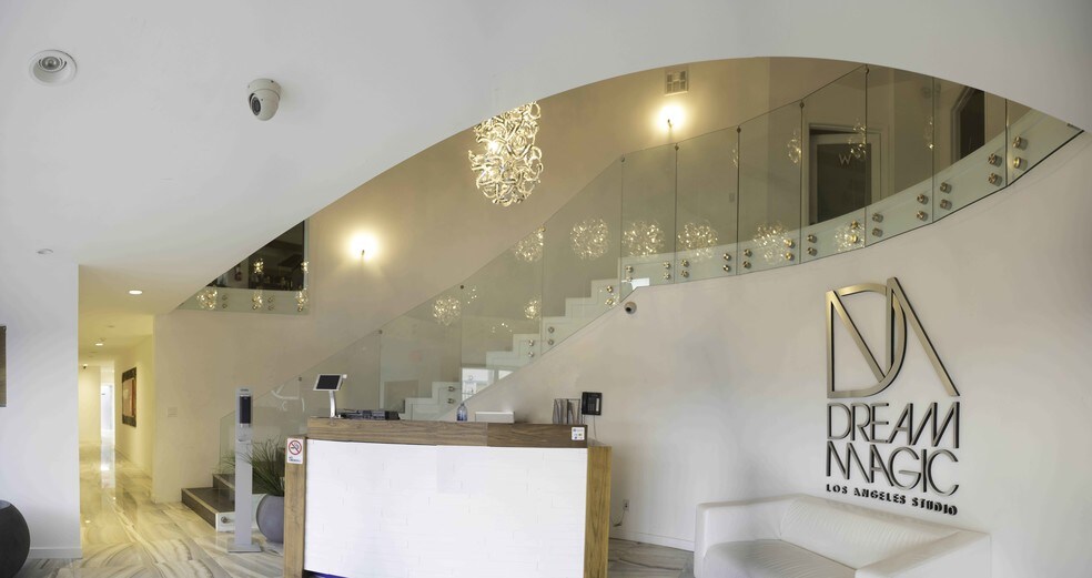 More Photos Of 8911 Independence Ave, Canoga Park Warehouse For Lease