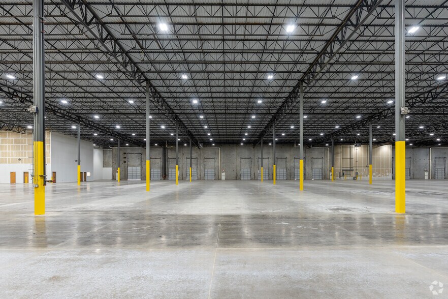 More Photos Of 15124 Grand River Rd, Fort Worth Distribution For Lease