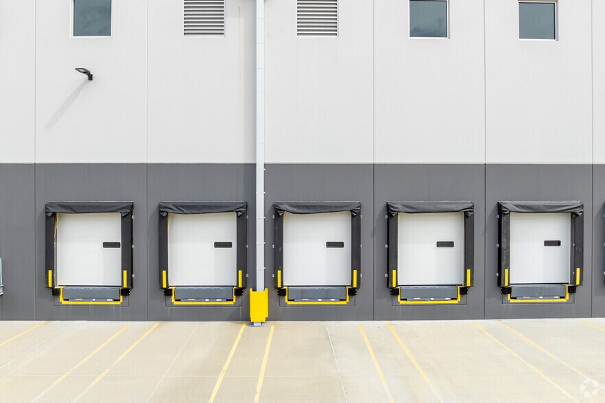 More Photos Of 2000 Marketplace Blvd, Hamilton Distribution For Lease