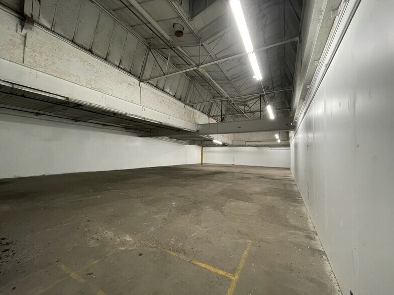 More Photos Of 2743 W 36th Pl, Chicago Manufacturing For Lease