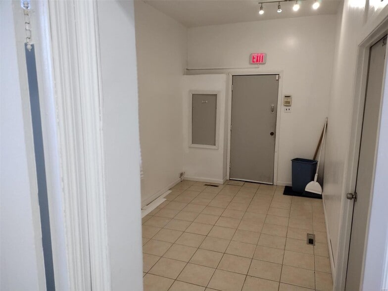 More Photos Of 7950 N Broadway, Saint Louis General Retail For Lease
