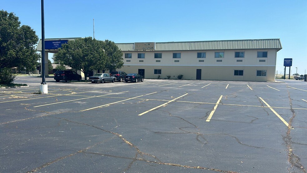 More Photos Of 11 Des Moines Ave, South Hutchinson Hotel For Sale