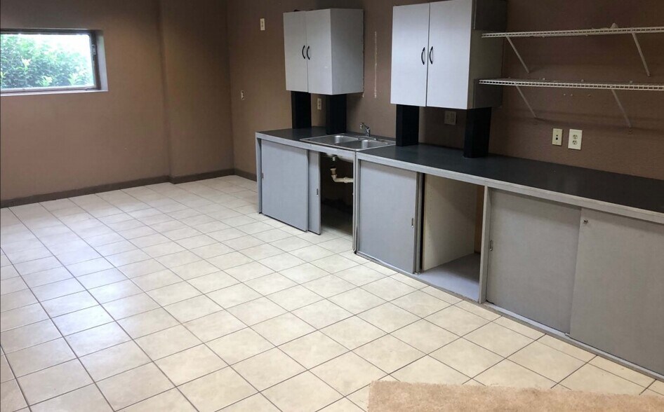 More Photos Of 1371 FM 1346, La Vernia Warehouse For Sale