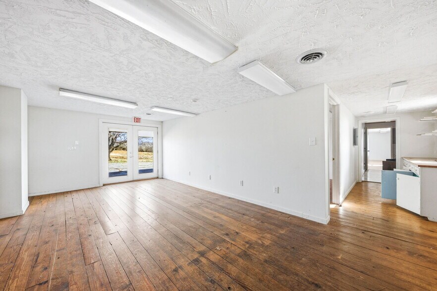 More Photos Of 803 E Broadway Blvd, Jefferson City Warehouse For Sale