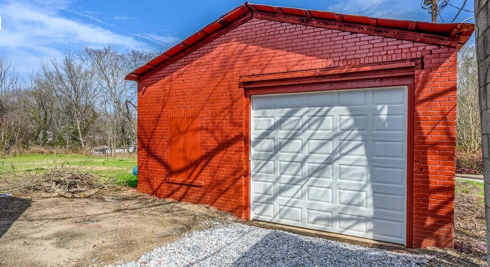 More Photos Of 121 N Main St, Belton General Retail For Sale