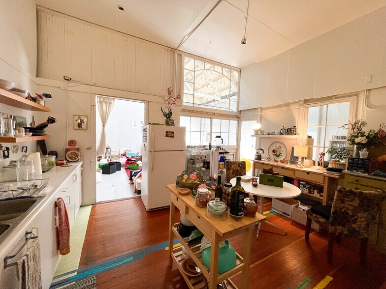 More Photos Of 3037-3039 Myrtle St, Oakland Office For Sale