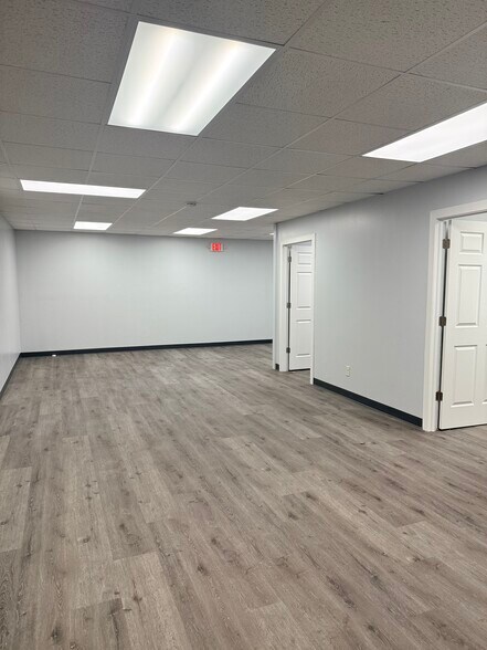 More Photos Of 1542 Industrial Dr, Shawano Showroom For Lease