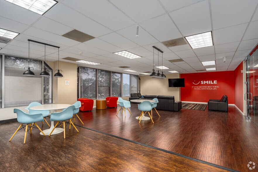 More Photos Of 1111 W Mockingbird Ln, Dallas Office For Lease
