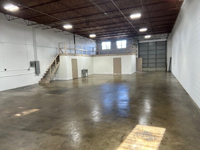 More Photos Of 2100-2122 W Central Blvd, Orlando Distribution For Lease