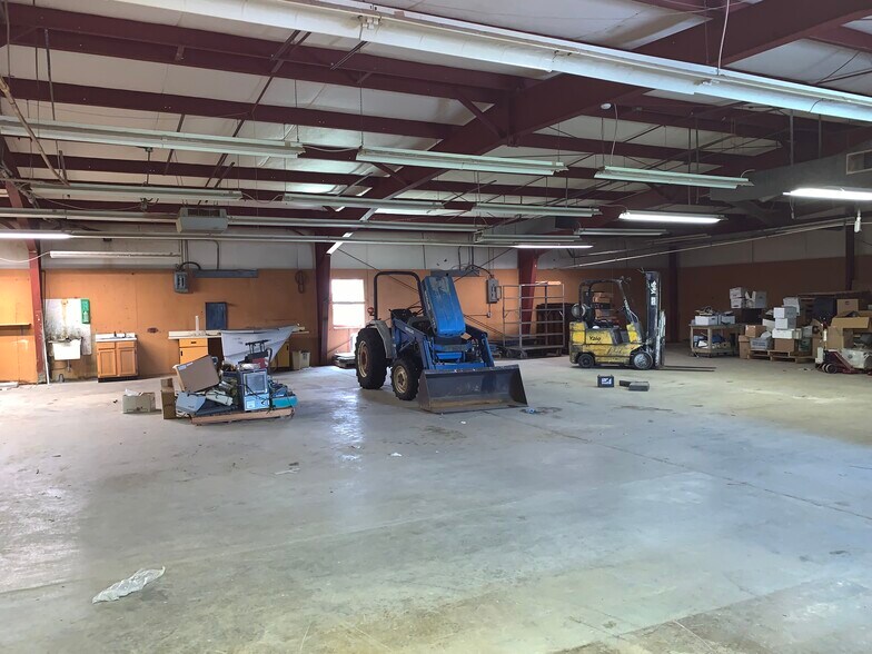 More Photos Of 52 Mid Valley, Verona Light Manufacturing For Sale