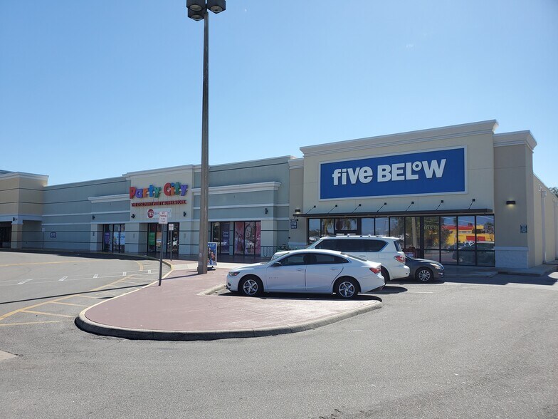 Primary Photo Of 825-831 Cortez Rd W, Bradenton General Retail For Lease