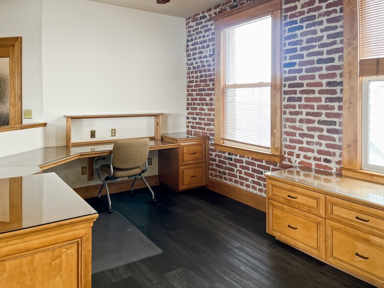 More Photos Of 2020 Eye St, Bakersfield Coworking Space