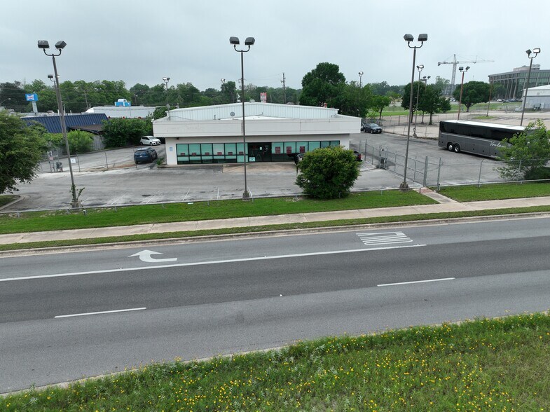 More Photos Of 6415 E US HWY 290, Austin Showroom For Lease