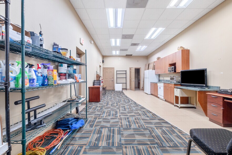 More Photos Of 503A Harbor Blvd, Destin Flex For Lease