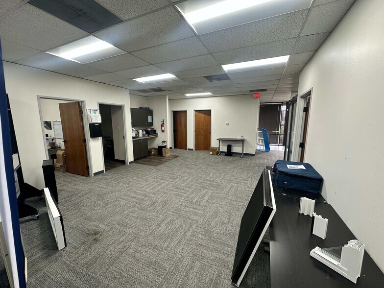 More Photos Of 2309 Springlake Rd, Farmers Branch Showroom For Lease