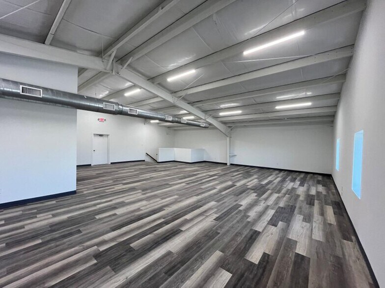 More Photos Of 11002 Sleepy Hollow Rd, Conroe Warehouse For Lease