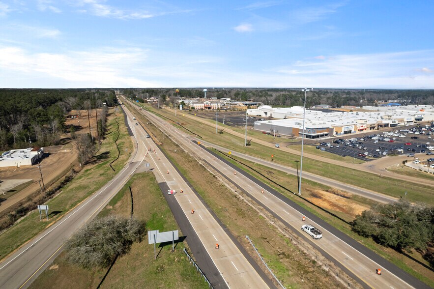 More Photos Of 1410 Apache Dr, Mccomb Freestanding For Sale